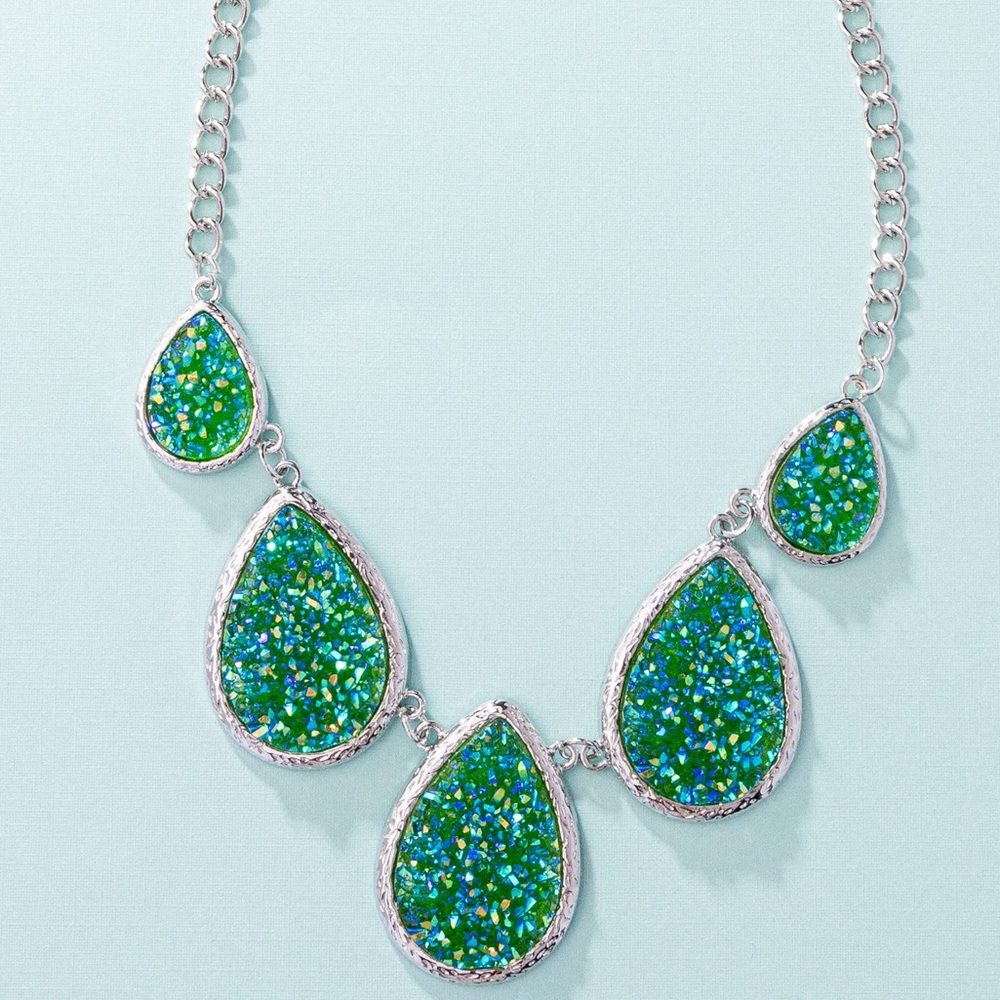 Elegant Green Teardrop Necklace - Picture 2 of 3